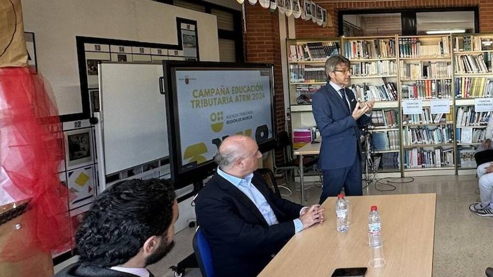 El consejero de Economía, Hacienda, Fondos Europeos y Transformación Digital, Luis Alberto Marín, en una de las charlas de la campaña de educación tributaria de la ATRM. (CARM)