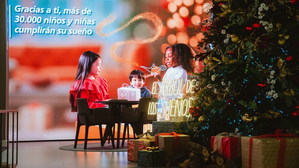 Imagen del Árbol de los Sueños de CaixaBank en la oficina ‘all in one’ de Madrid. (CaixaBank)