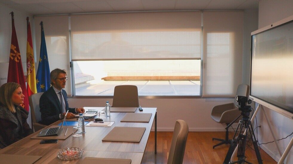 El consejero de Economía, Luis Alberto Marín, y la directora del Icref, Ana López, durante el consejo de administración del Icref en el que se aprobó la ampliación de la línea Agro+. (CARM)