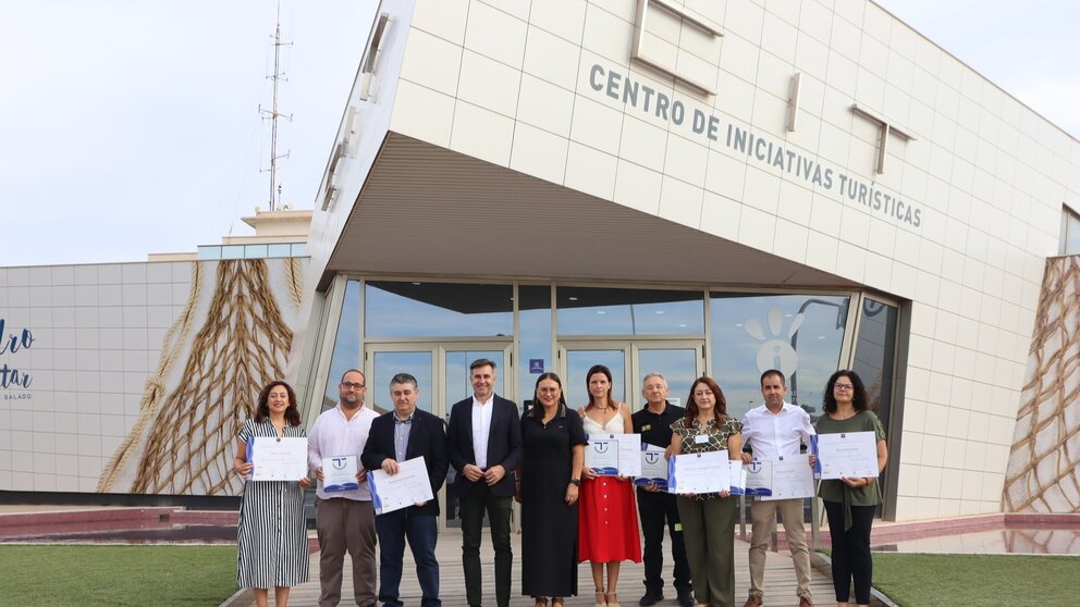 Una imagen del acto de entrega de certificaciones de calidad turística que tuvo lugar en San Pedro del Pinatar el pasado mes de octubre. (CARM)