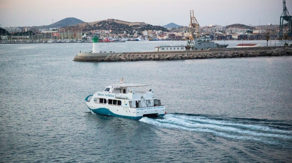 Catamarán turístico por Cartagena. (Ayuntamiento de Cartagena)