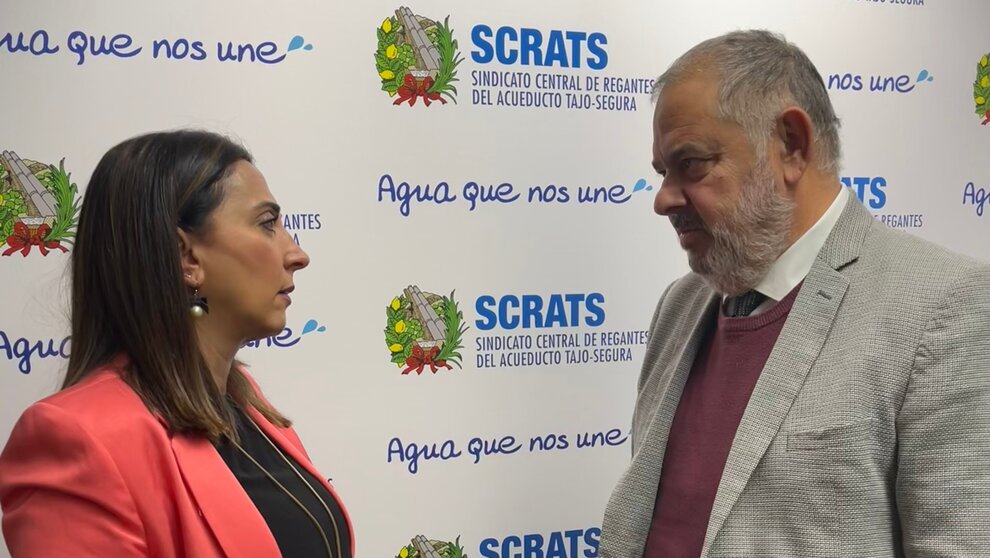 La consejera de Agua, Sara Rubira, junto al presidente del Sindicato Central de Regantes, Lucas Jiménez, tras la reunión de este miércoles. (CARM)