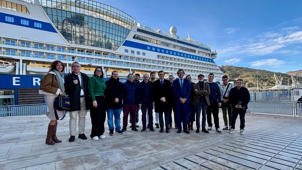 Imagen de familia durante el desayuno del presidente de la Autoridad Portuaria de Cartagena, Pedro Pablo Hernández, con los medios de comunicación. (Puerto de Cartagena)