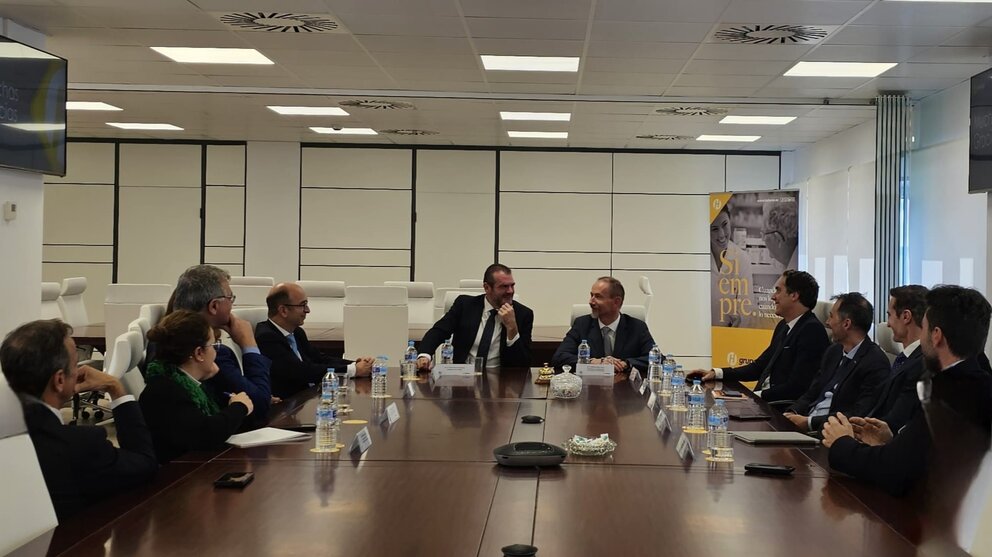 El presidente de Hefame, Enrique Ayuso, el consejero, Pedro Martínez, el director general, Javier López, y el subdirector general, Álvaro Solana, durante el encuentro con el al rector de la UPCT, Mathieu Kessler, en las instalaciones centrales de la cooperativa en Santomera. (Hefame)