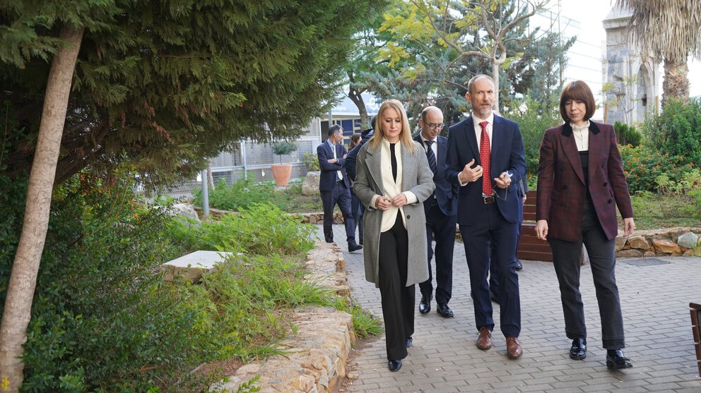 La delegada del Gobierno de España en la Región, Mariola Guevara; el rector de la UPCT, Mathieu Kessler; y la ministra de Ciencia, Innovación y Universidades, Diana Morant; durante la visita a la UPCT. (UPCT/Twitter)