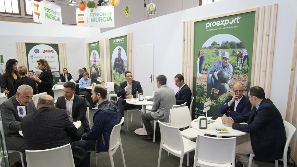 Empresarios de Proexport trabajando durante la celebración de Fruit Logistica 2024. (Proexport)