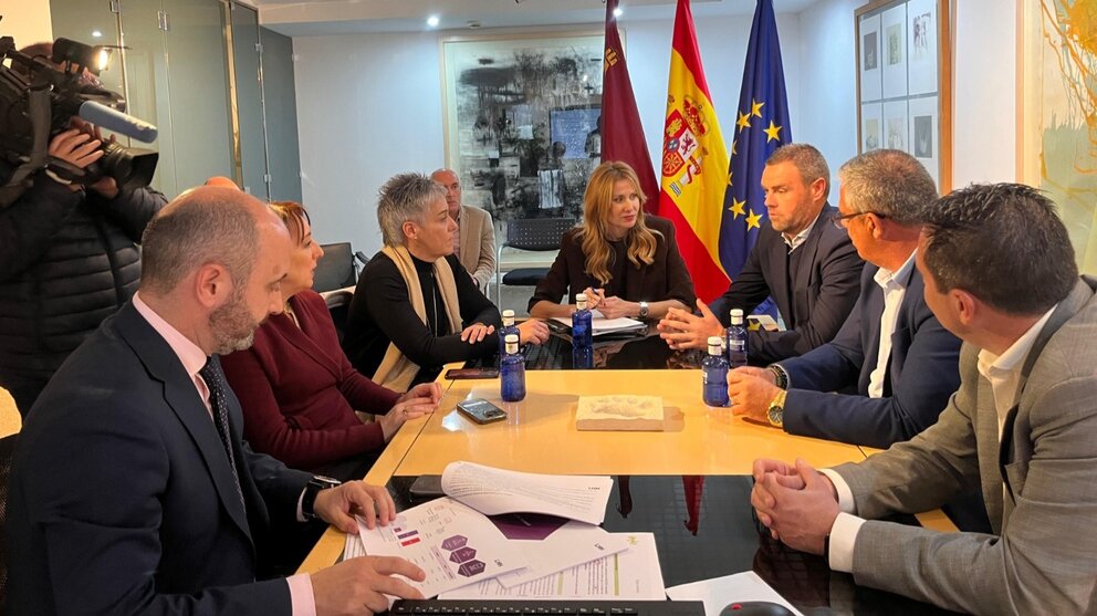 La consejera de Empresa, Marisa López, junto al director del Info, Joaquín Gómez, en la reunión con los alcaldes y alcaldesas de Caravaca de la Cruz, Bullas, Calasparra, Mula y Pliego. (CARM)