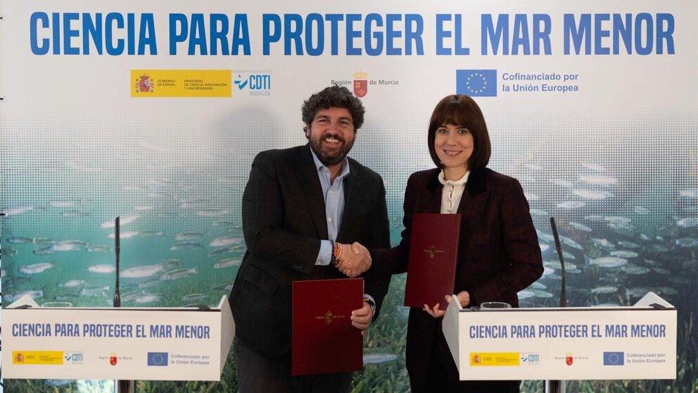 El presidente de la Comunidad, Fernando López Miras, y la ministra de Ciencia, Innovación y Universidades, Diana Morant, firmaron el convenio para impulsar una solución innovadora y tecnológica. (CARM)