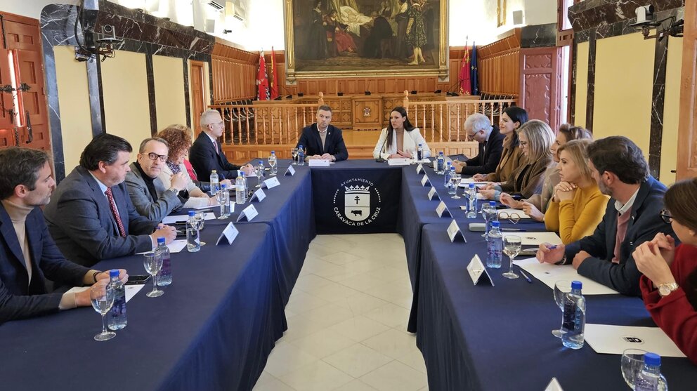 Reunión celebrada en el Ayuntamiento de Caravaca de la Cruz con los miembros de la Comisión de Industria y Turismo del Congreso. (CARM)