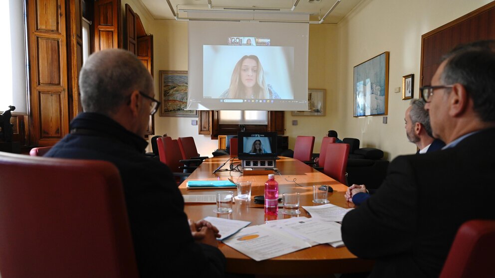 El rector, José Luján, y el vicerrector de internacionalización, durante la videoconferencia con representantes de la Universidad de Karazin. (UMU)