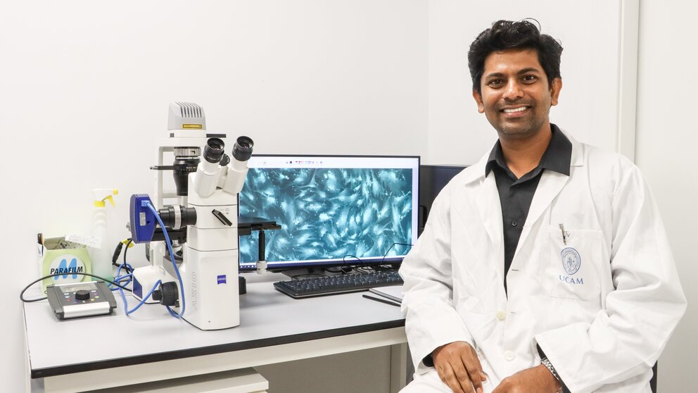 El investigador Jeevithan Elango muestra el hidrogel a nivel microscópico en el laboratorio de UCAM HiTech. (UCAM)