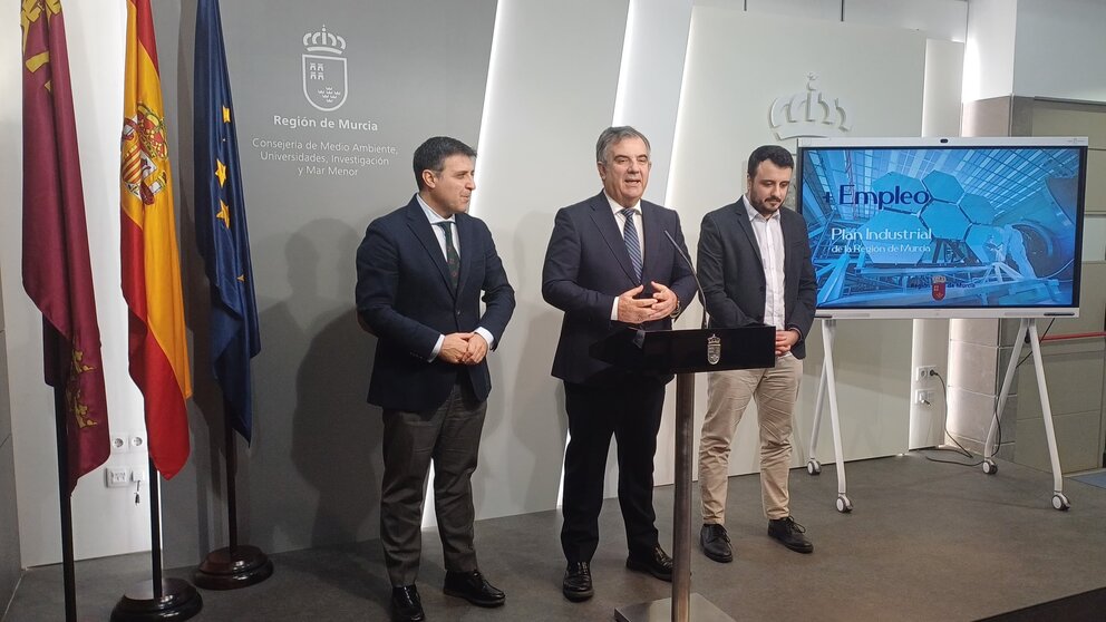 El consejero de Medio Ambiente, Juan María Vázquez, durante la rueda de prensa tras la reunión del primer grupo de trabajo ‘Más Empleo’, para elaborar el Plan Industrial de la Región de Murcia. (CARM)