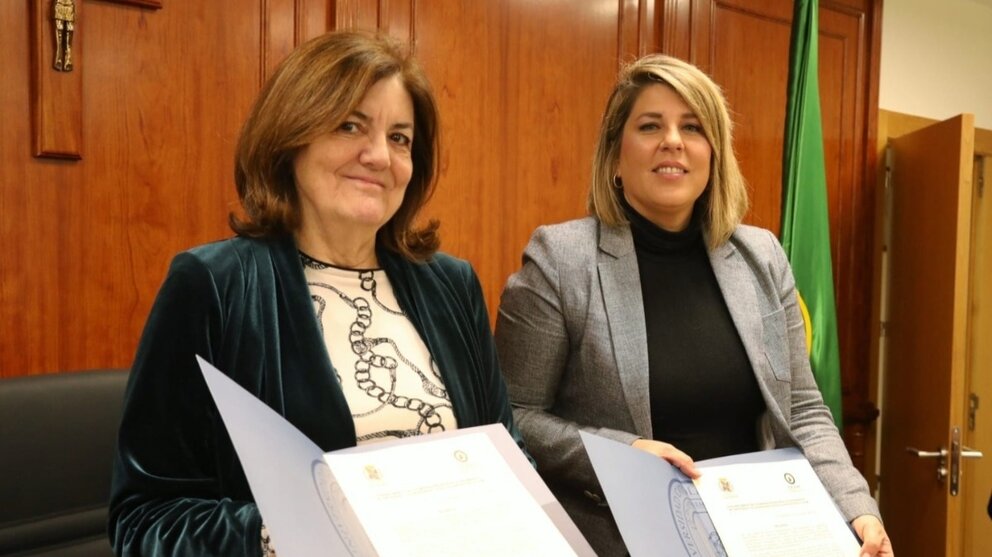 Imagen de la presidenta de la UCAM, María Dolores García, junto a la alcaldesa de Cartagena, Noelia Arroyo, en la firma del convenio. (Ayuntamiento de Cartagena)