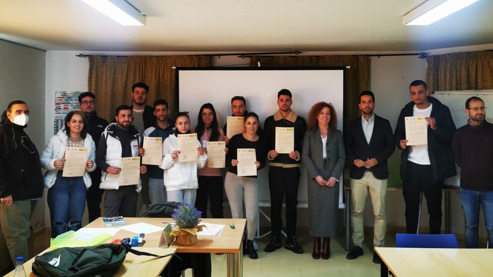 La directora general del SEF, Pilar Valero, durante la entrega de certificados a los alumnos del programa desarrollado en Ricote. (CARM)