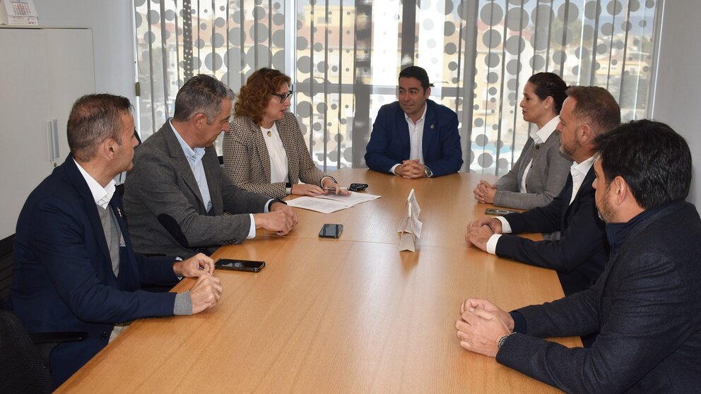 Un momento de la firma del convenio entre el ayuntamiento torreño, Montalbán y Rodríguez, Sánchez Cano, Grupo Fuentes, Golden Foods e Hispavima para ampliar la EDAR. (Ayuntamiento de Las Torres)