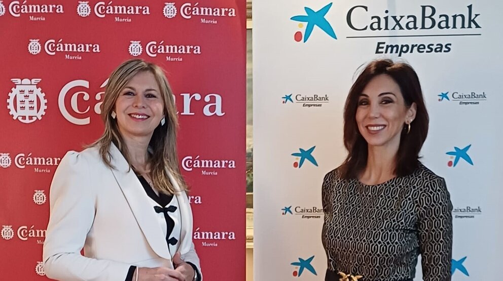 La directora territorial de CaixaBank en la Comunidad Valenciana y la Región de Murcia, Olga García, y la presidenta de la Cámara de Comercio de Murcia, Miriam Fuertes. (CaixaBank)