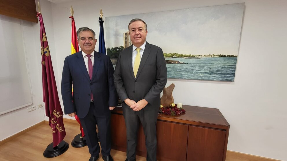 Imagen de la reunión entre el presidente de FAEPU, Carlos Bernabé, y el consejero de Medio Ambiente, Juan María Vázquez. (Asociación de Empresarios de La Unión)