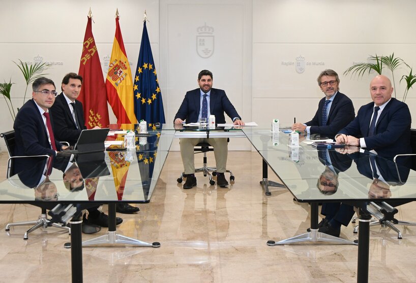 El presidente del Gobierno regional, Fernando López Miras, durante la reunión que mantuvo hoy con el director general de la consultora digital Inetum, Ion Ander Bordonaba.