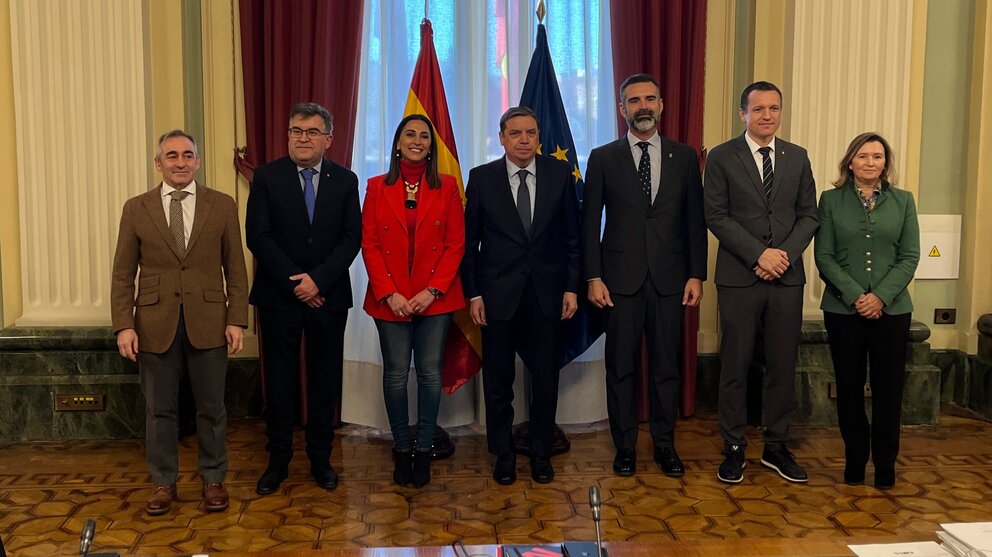 La consejera Sara Rubira con el ministro Luis Planas y los consejeros con competencias en pesca de Andalucía, Valencia, Baleares y Cataluña, en la reunión que se ha celebrado este miércoles para abordar la situación de la pesca de arrastre en el Mediterráneo. (CARM)