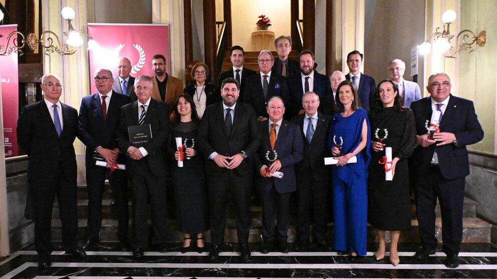 Foto de familia con todos los premiados y el presidente de la Comunidad, Fernando López Miras, que presidió el acto. (CARM)