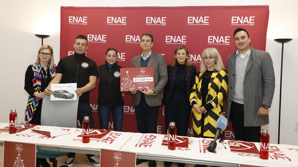 ENAE entrega lo recaudado en su iniciativa 'Árbol Solidario' a la compañía de teatro de Paiporta, La Tourné Teatro. (ENAE Business School)