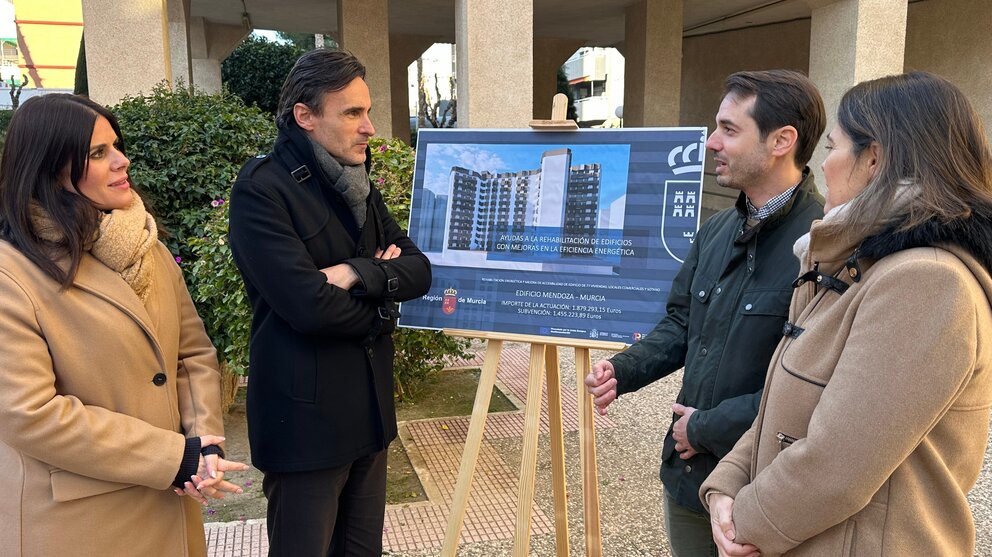 El consejero de Fomento e Infraestructuras, Jorge García Montoro, en la visita al edificio Mendoza, beneficiado por las ayudas a la rehabilitación de edificios residenciales. (CARM)