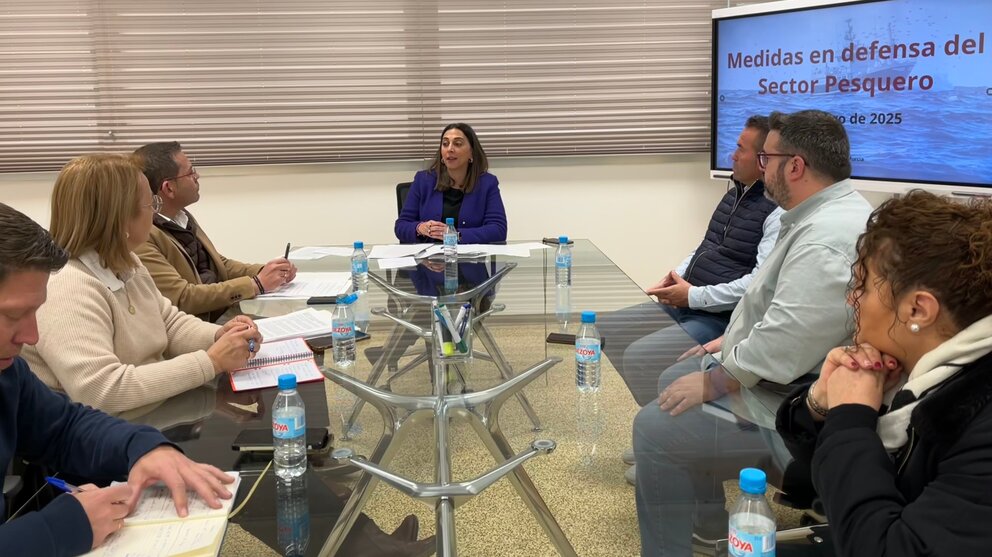 La consejera de Pesca, Sara Rubira, con los patrones mayores de las cofradías de pescadores de la Región en la reunión para informar de los avances logrados en materia de pesca de arrastre tras la reunión mantenida con el Gobierno de España. (CARM)