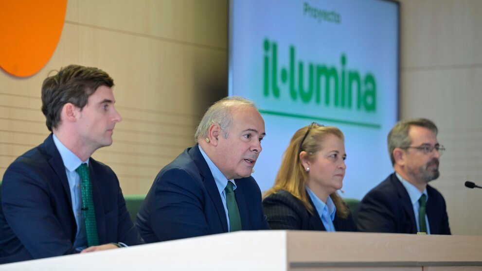 imagen durante la presentación del proyecto con la presencia (de izquierda a derecha) de Guillermo Raga, director de i-DE en la Región Este; Mario Ruiz-Tagle, CEO de Iberdrola España; Eva Mancera, consejera delegada de i-DE; e Ignacio García Bosch, responsable del proyecto il.lumina. (Iberdrola)