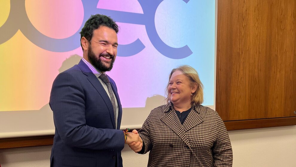 La presidenta de COEC, Ana Correa Medina, y el alcalde de La Unión, Joaquín Zapata, rubrican el acuerdo. (COEC)