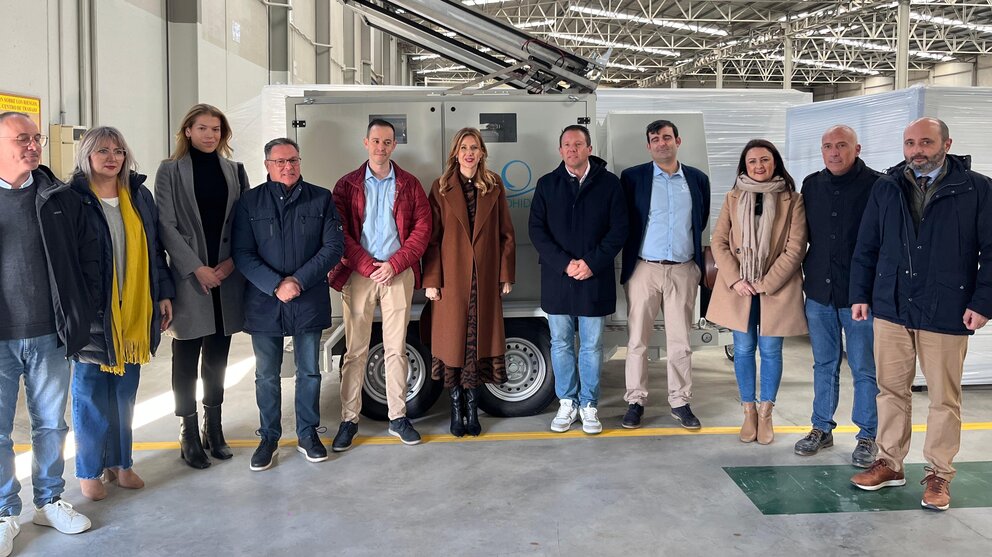 En el centro, la consejera de Empresa, Marisa López Aragón, durante la visita a la fábrica de EcoHidro. (CARM)