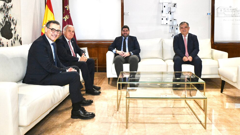 Un momento del encuentro entre el presidente de la Comunidad, Fernando López Miras, y el nuevo presidente del Consejo Social de la Universidad de Murcia, Bartolomé Viúdez Zurano. (CARM)