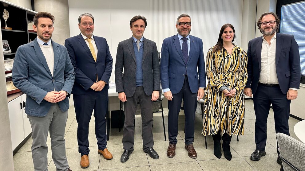 El consejero de Fomento e Infraestructuras, Jorge García Montoro, y el presidente de CROEM, Miguel López Abad, y sus respectivos equipos, durante la reunión mantenida sobre el nuevo modelo de 'Vivienda Asequible de la Región de Murcia'. (CARM)