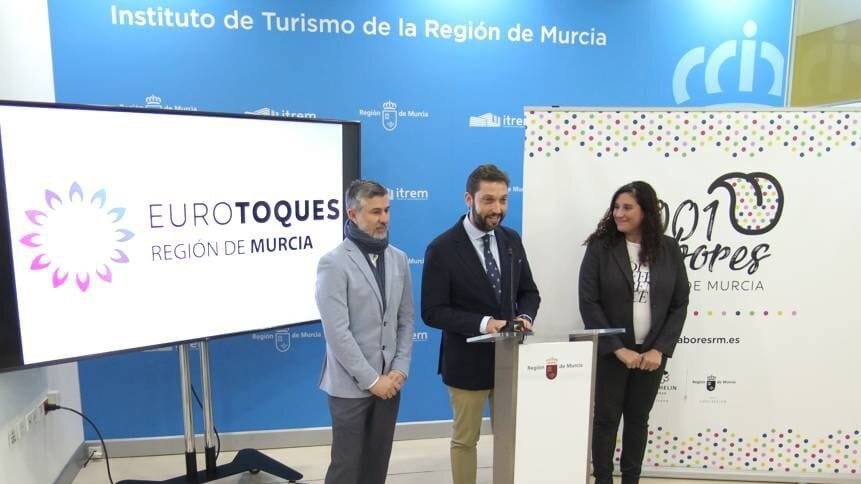 El director general del Itrem, Juan Francisco Martínez, presenta junto al presidente de la delegación regional de Eurotoques, Pablo Martínez, la asamblea que celebrará esta asociación en Murcia del 9 al 11 de febrero. (CARM)