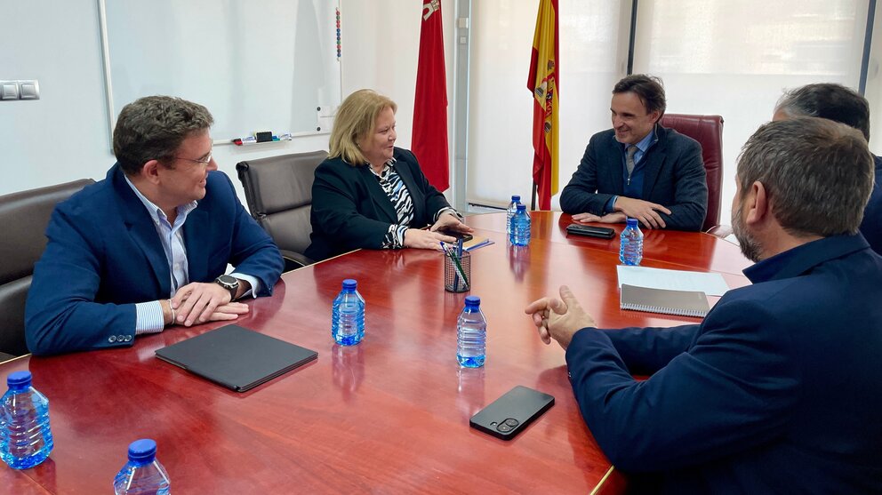 Un momento de la reunión entre el consejero de Fomento, Jorge García Montoro, y la presidenta de COEC, Ana Correa. (CARM)