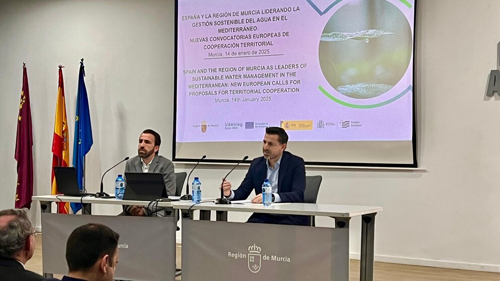 El director general de Unión Europea, Adrián Zittelli, interviene en la inauguración de la jornada. (CARM)