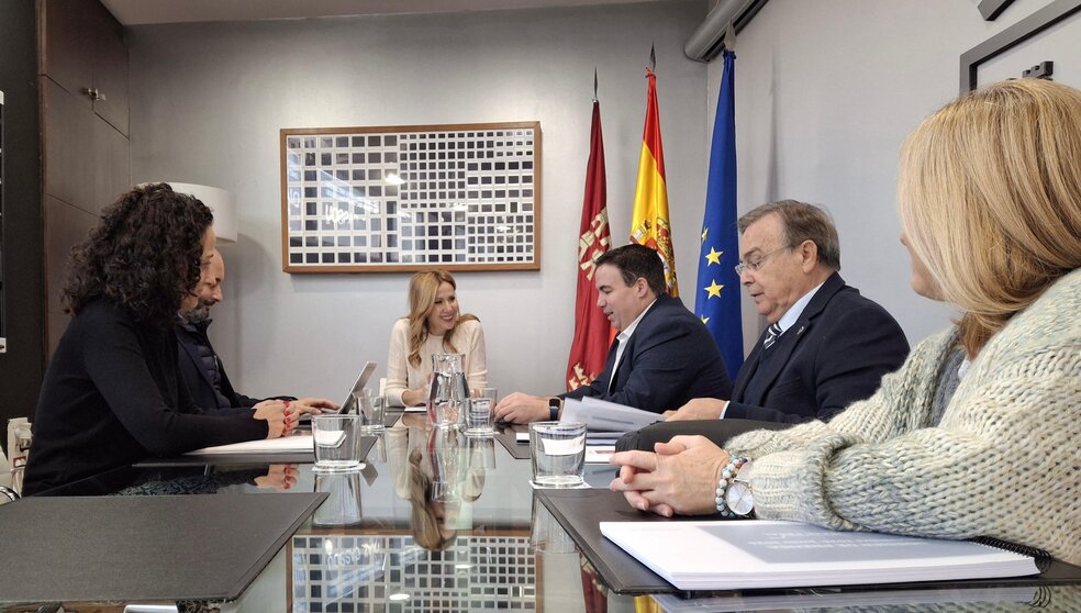 Un momento de la reunión de la consejera de Empresa, Marisa López, con el presidente de la Fundación Isaac Peral, Alfonso Corbalán, y con el director gerente de esta entidad, Patricio Valverde. (CARM)