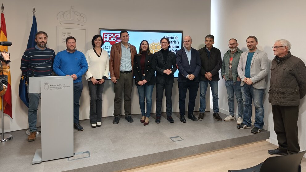 La consejera de Agricultura, Ganadería y Pesca, Sara Rubira, junto a los organizadores de la Feria de Maquinaria y Nutrición Apícola durante la presentación en la consejería. (CARM)