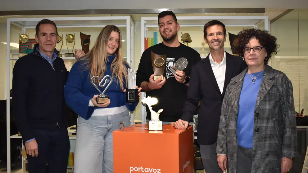 Javier Franco, Casilda Hernández, Toni Ortega, Carlos Recio, Olaya Guillamón, del equipo de Portavoz, celebran el 30 aniversario de la agencia. (Portavoz)