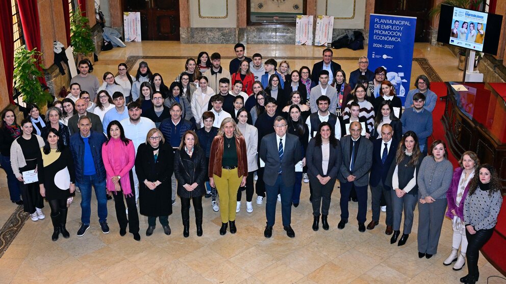 Imagen de familia con los ganadores del II Concurso Emprende Joven del consistorio murciano. (Ayuntamiento de Murcia)