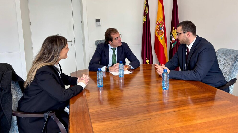 Un momento de la reunión entre el presidente de la Autoridad Portuaria de Cartagena, Pedro pablo Hernández, y el nuevo presidente de AJE Cartagena, Pablo Nario. (Puerto de Cartagena)