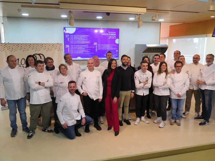 La consejera Carmen Conesa y el director del Instituto de Turismo, con representantes del mundo de la gastronomía regional en la presentación de Madrid Fusión.