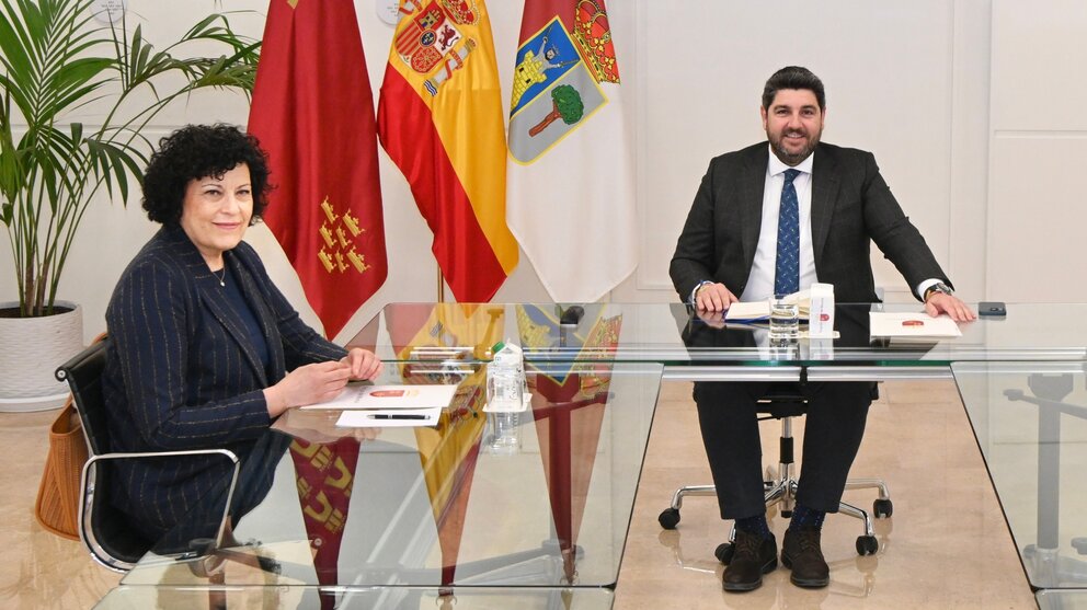 El presidente del Gobierno regional, Fernando López Miras, recibe en el Palacio de San Esteban a la alcaldesa de Puerto Lumbreras, María Ángeles Túnez. (CARM)