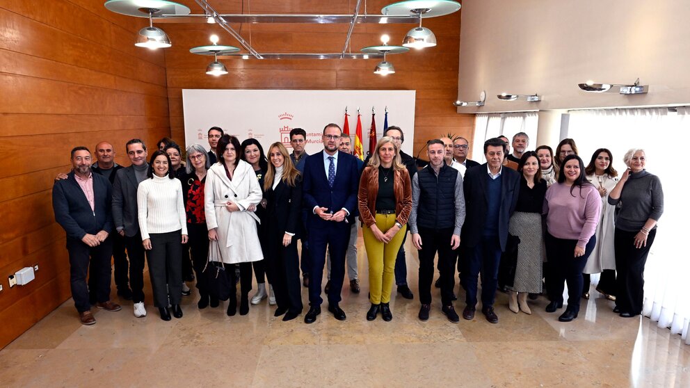 Imagen de familia durante la toma de posesión de los nuevos funcionarios del consistorio murciano. (Ayuntamiento de Murcia)