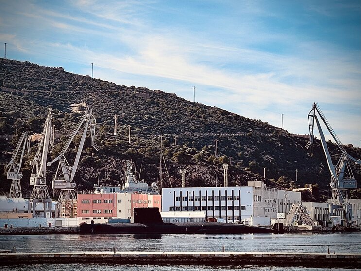 En el centro de la imagen el submarino S-80 en el puerto de Cartagena.