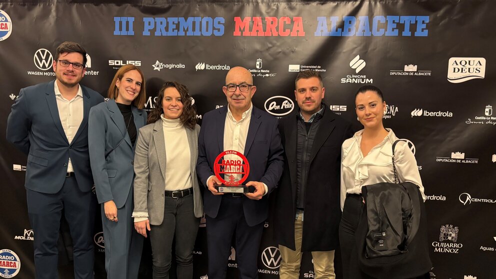 Julián Garre, director comercial de Aquadeus, recoge el premio. (Grupo Fuertes)