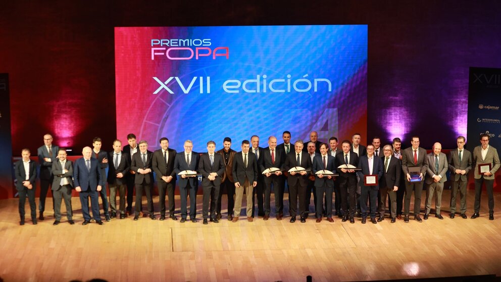 Fotografía de familia durante la ceremonia de los Premios FOPA. (Hozono Global)