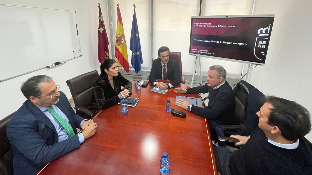 Un momento de la reunión entre el consejero de Fomento e Infraestructuras, Jorge García Montoro, y el presidente de la Asociación de Promotores Inmobiliarios (Apirm), José Ramón Blázquez, (CARM)