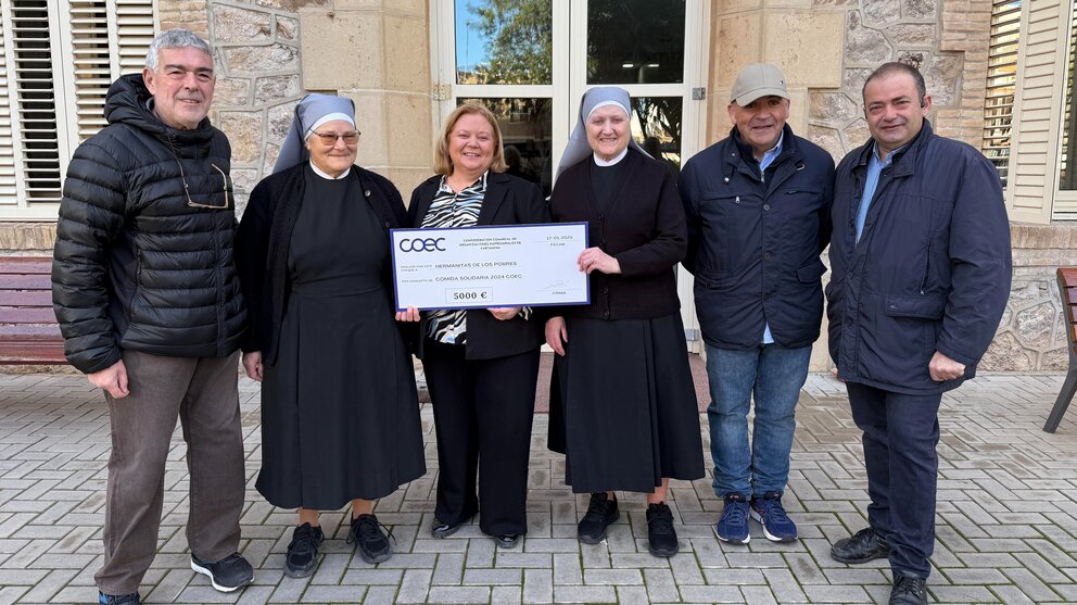 La presidenta de COEC, Ana Correa, entrega el cheque a las Hermanitas de los Pobres. (COEC)