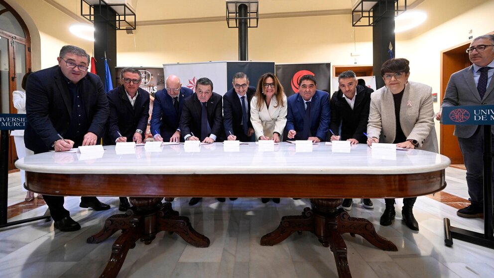 Imagen de familia durante la firma del convenio de colaboración para la creación de la 'Cátedra Ejercicio, Educación y Cáncer'. (UMU)