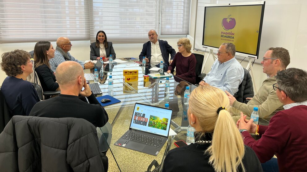 La consejera de Agricultura, Sara Rubira, se reúne con los nuevos miembros del Consejo Regulador de la DOP Pimentón de Murcia. (CARM)